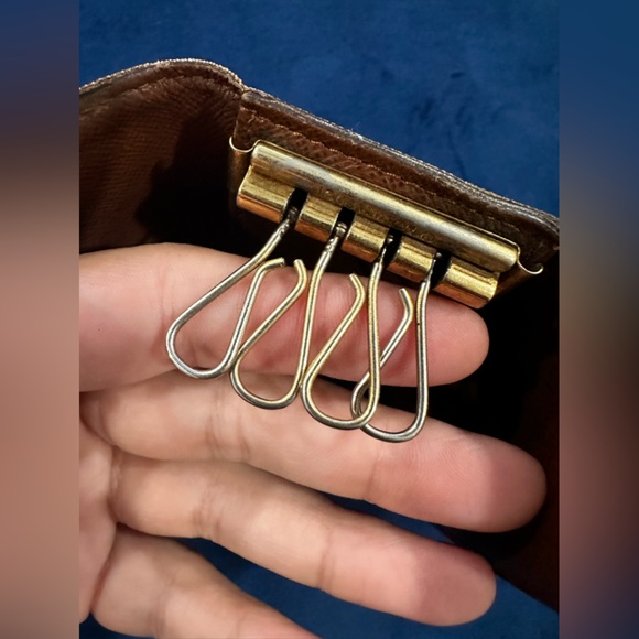 Louis Vuitton Monogram Multicles 4 Ring Key Case - Picture 16 of 17